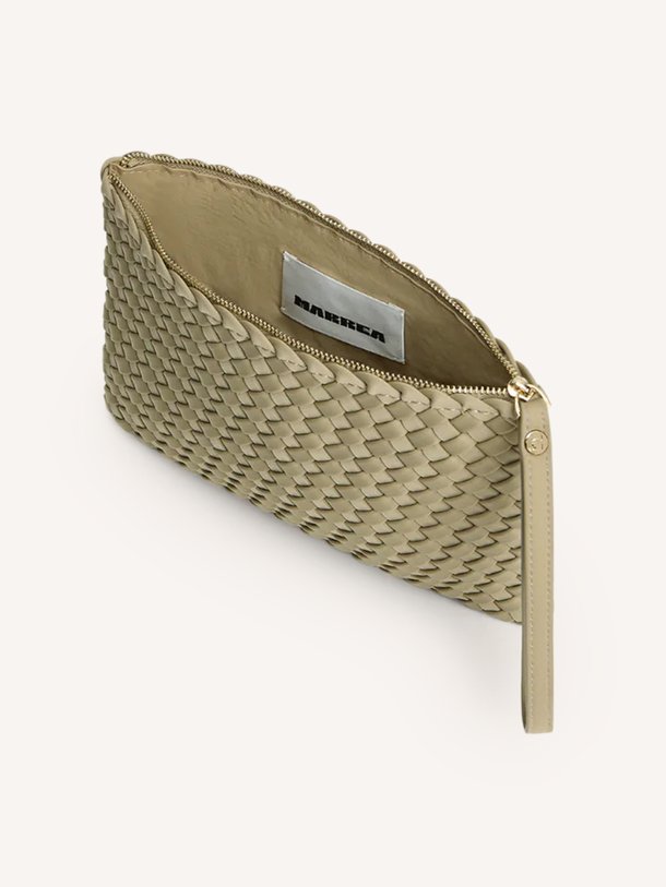Ontdek de Gevlochten clutch van Marrea in de kleur Taupe bij Orangebag. Op werkdagen voor 21:45 besteld, morgen in huis.