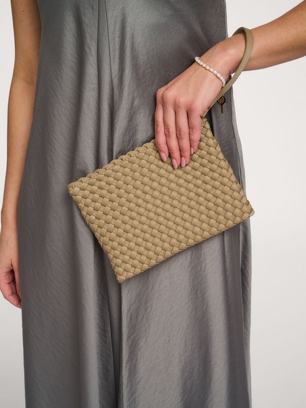 Ontdek de Gevlochten clutch van Marrea in de kleur Taupe bij Orangebag. Op werkdagen voor 21:45 besteld, morgen in huis.