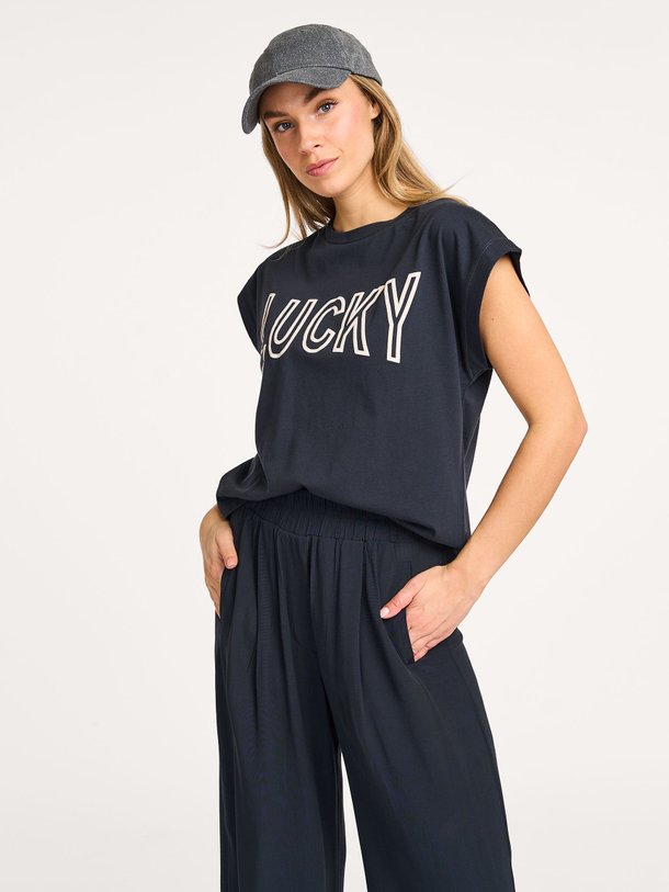 Ontdek de Mason organic cotton T-shirt van By-Bar in de kleur donkerblauw bij Orangebag. Op werkdagen voor 21:45 besteld, morgen in huis.