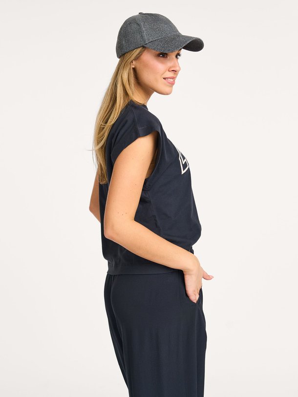 Ontdek de Mason organic cotton T-shirt van By-Bar in de kleur donkerblauw bij Orangebag. Op werkdagen voor 21:45 besteld, morgen in huis.