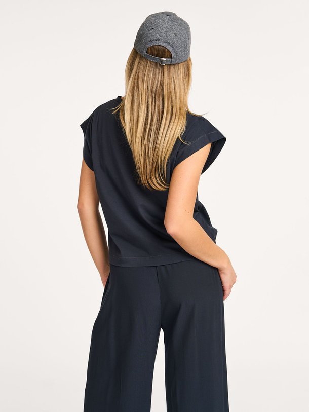 Ontdek de Mason organic cotton T-shirt van By-Bar in de kleur donkerblauw bij Orangebag. Op werkdagen voor 21:45 besteld, morgen in huis.
