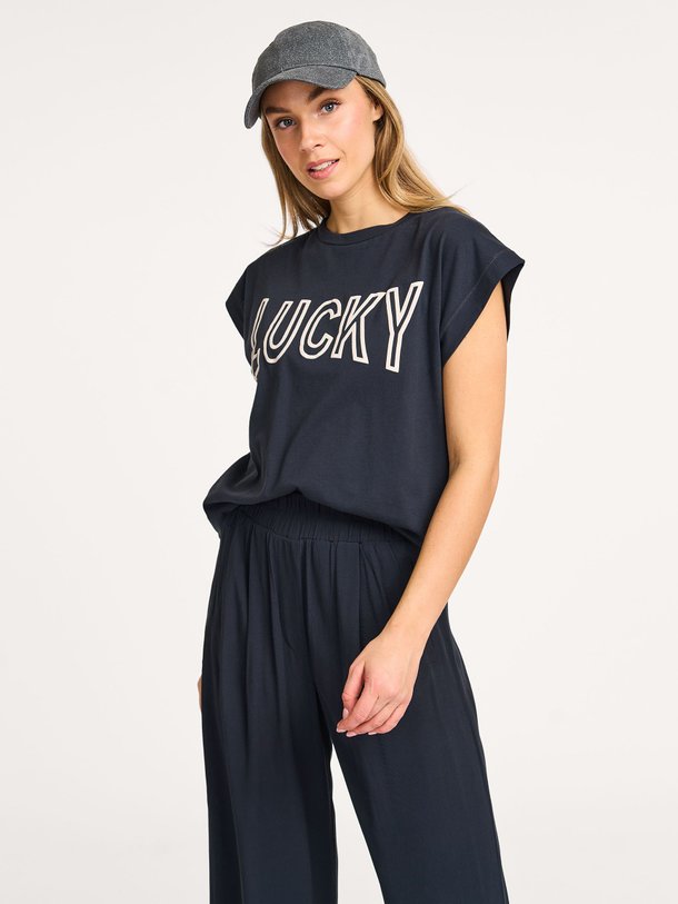 Ontdek de Mason organic cotton T-shirt van By-Bar in de kleur donkerblauw bij Orangebag. Op werkdagen voor 21:45 besteld, morgen in huis.