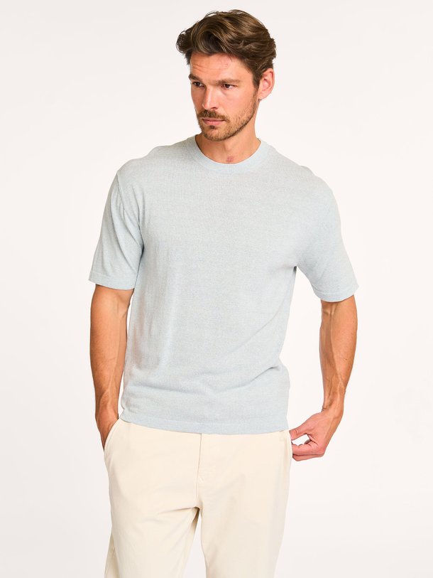 Ontdek de Derico katoenen gebreid T-shirt van Drykorn in de kleur lichtblauw bij Orangebag. Op werkdagen voor 21:45 besteld, morgen in huis.