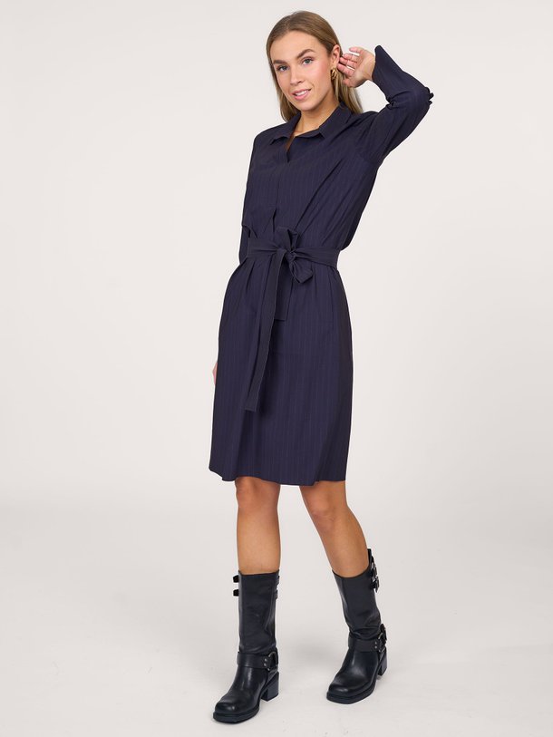 Ontdek de Cruz travel jersey jurk met krijtstreep van Trvl Drss in de kleur donkerblauw bij Orangebag. Op werkdagen voor 21:45 besteld, morgen in huis.