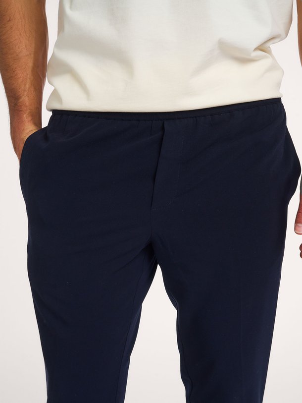 Samsoe Samsoe Smithy - Viscosemix Broek - Donkerblauw Ontdek de Smithy viscosemix broek van Samsoe Samsoe in de kleur donkerblauw bij Orangebag. Op werkdagen voor 21:45 besteld, morgen in huis.