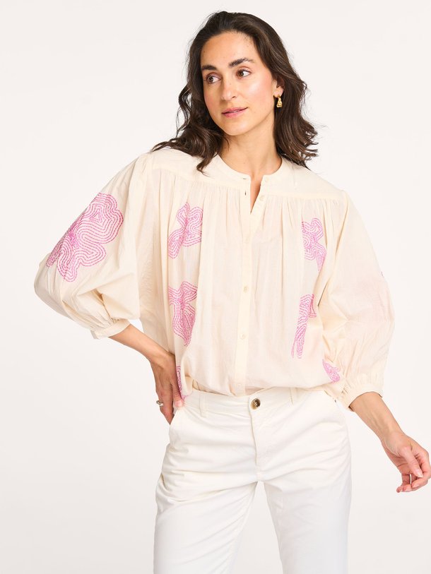 Ontdek de Katoenen blouse met borduursel van Summum in de kleur crème bij Orangebag. Op werkdagen voor 21:45 besteld, morgen in huis.