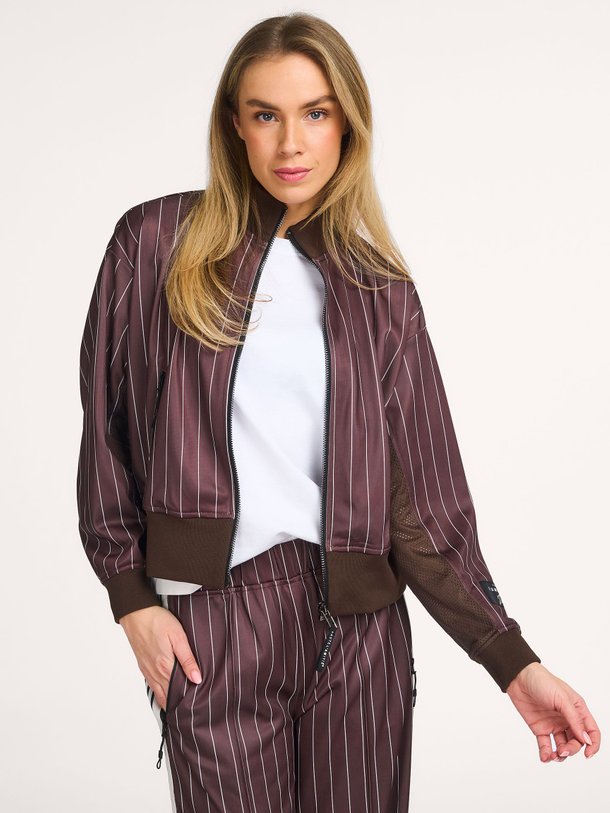 Ontdek de Geweven gestreept vest van Haute L'Amitié in de kleur Bruin bij Orangebag. Op werkdagen voor 21:45 besteld, morgen in huis.