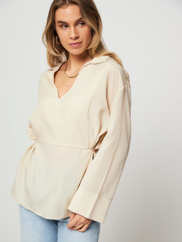 Ontdek de Emy lyocell top van Samsoe Samsoe in de kleur zand bij Orangebag. Op werkdagen voor 21:45 besteld, morgen in huis.