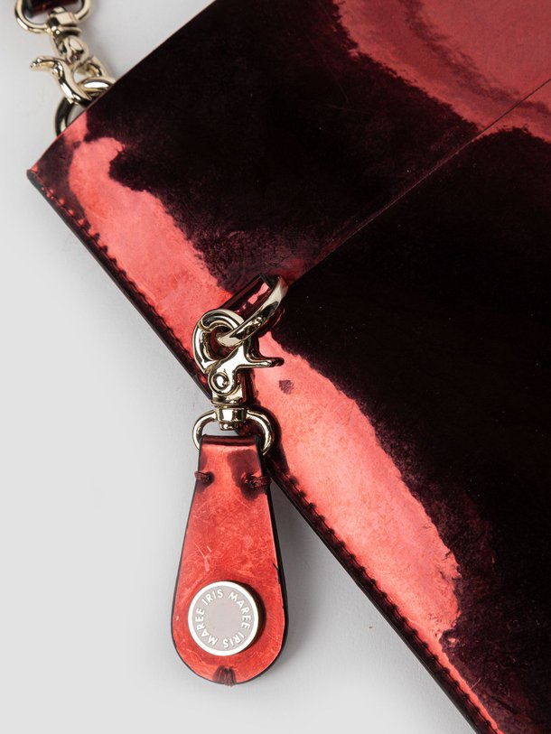 Ontdek de Merry handgemaakte metallic crossbody tas van Iris Maree in de kleur bordeauxrood bij Orangebag. Op werkdagen voor 21:45 besteld, morgen in huis.