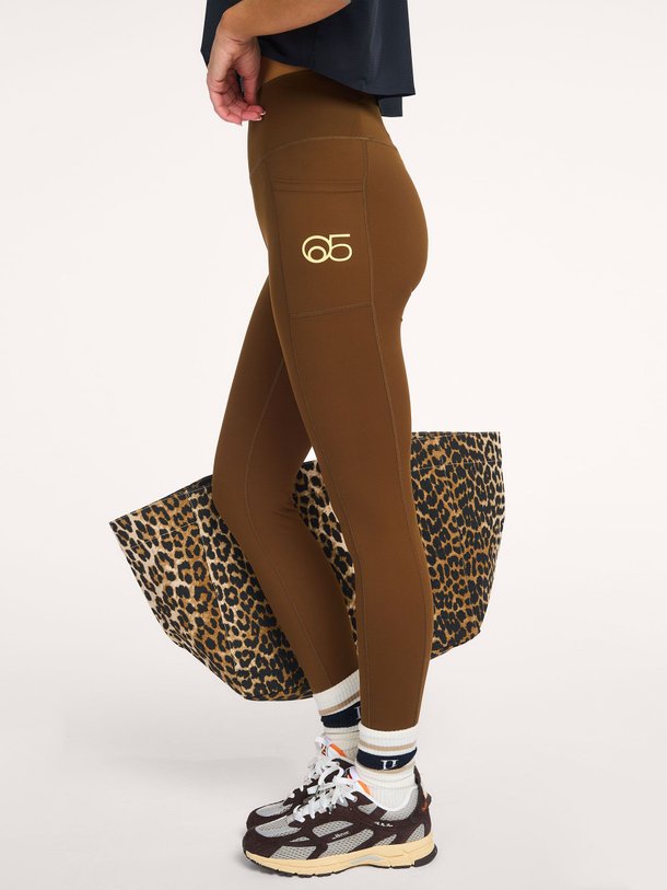 Ontdek de Usuway jersey sportlegging van American Vintage in de kleur Bruin bij Orangebag. Op werkdagen voor 21:45 besteld, morgen in huis.