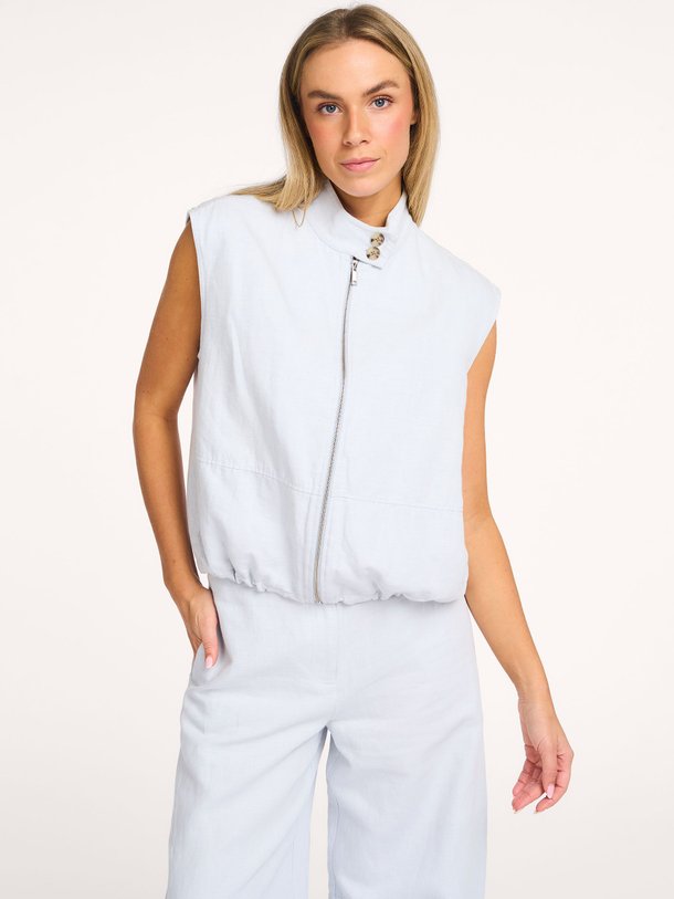 Ontdek de Sakaila katoen/linnenmix gilet van Samsoe Samsoe in de kleur Lichtblauw bij Orangebag. Op werkdagen voor 21:45 besteld, morgen in huis.