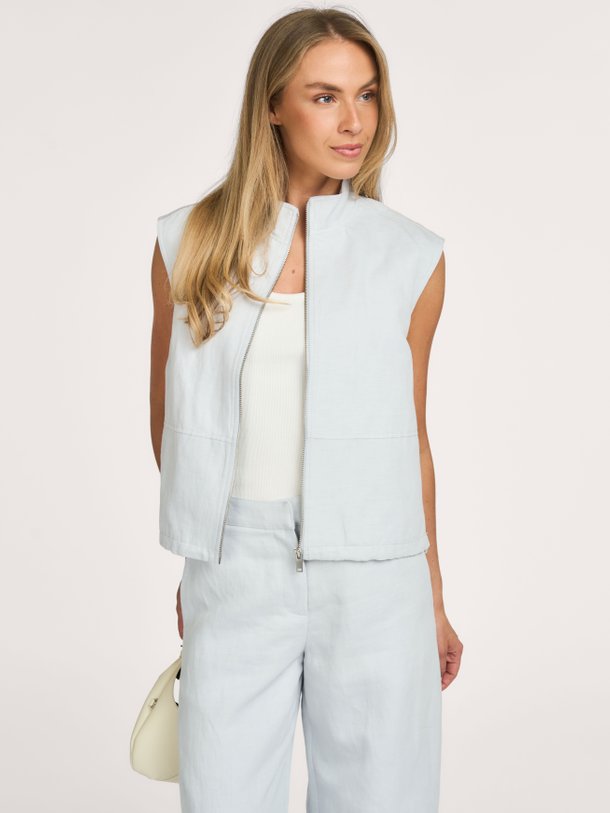 Ontdek de Sakaila katoen/linnenmix gilet van Samsoe Samsoe in de kleur Lichtblauw bij Orangebag. Op werkdagen voor 21:45 besteld, morgen in huis.
