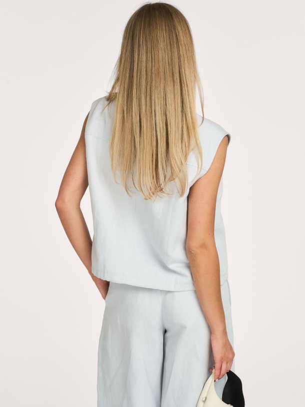 Ontdek de Sakaila katoen/linnenmix gilet van Samsoe Samsoe in de kleur Lichtblauw bij Orangebag. Op werkdagen voor 21:45 besteld, morgen in huis.