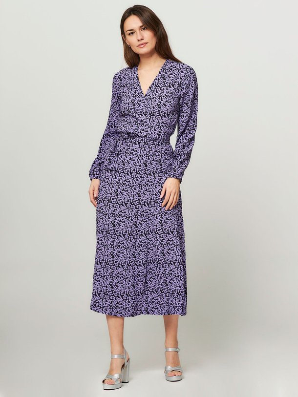 Ontdek de Chesli viscose overslagjurk met print van Modstrom in de kleur paars bij Orangebag. Op werkdagen voor 21:45 besteld, morgen in huis.