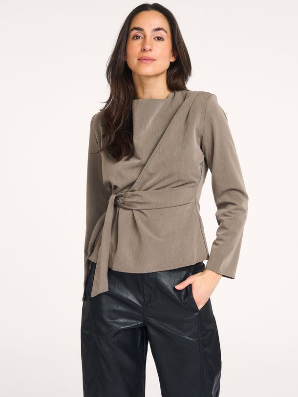 Ontdek de Tenga viscosemix top van Co'Couture in de kleur Bruin bij Orangebag. Op werkdagen voor 21:45 besteld, morgen in huis.