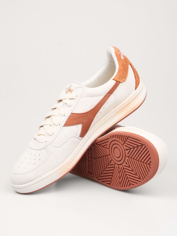 Ontdek de B.Elite Ascesa suède sneakers van Diadora in de kleur off-white bij Orangebag. Op werkdagen voor 21:45 besteld, morgen in huis.