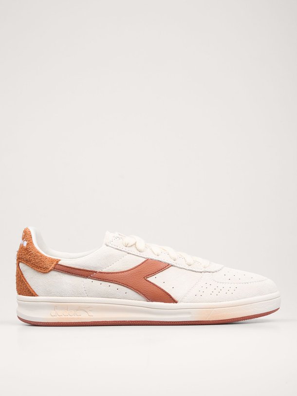 Ontdek de B.Elite Ascesa suède sneakers van Diadora in de kleur off-white bij Orangebag. Op werkdagen voor 21:45 besteld, morgen in huis.