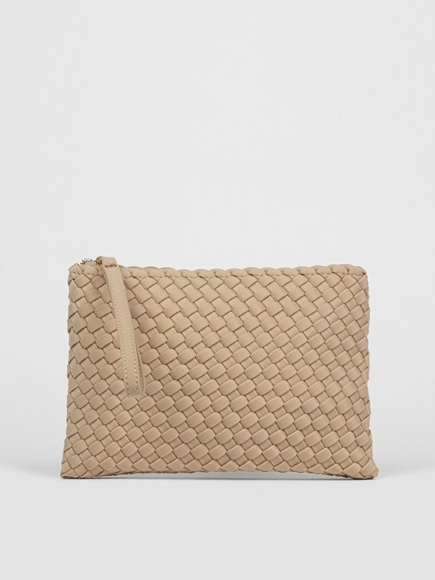 Ontdek de Gevlochten clutch van Marrea in de kleur zand bij Orangebag. Op werkdagen voor 21:45 besteld, morgen in huis.