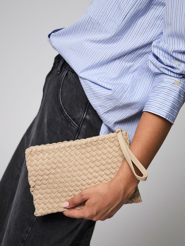 Ontdek de Gevlochten clutch van Marrea in de kleur zand bij Orangebag. Op werkdagen voor 21:45 besteld, morgen in huis.