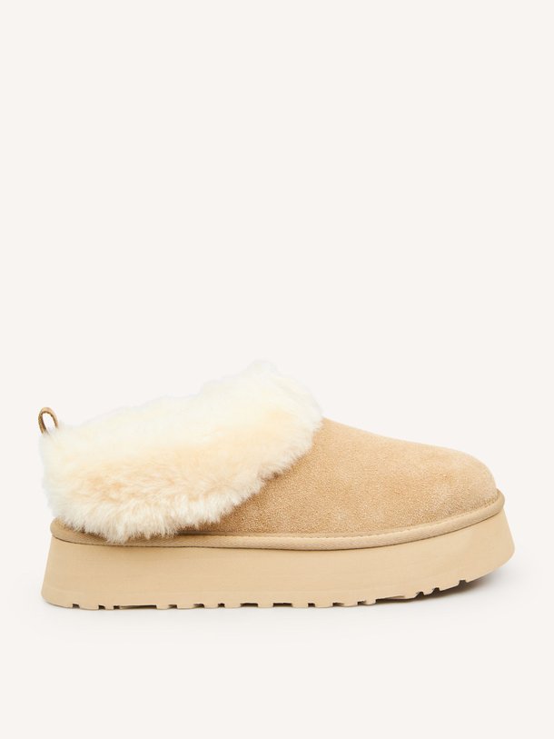 Ontdek de Tazzelle suède instappers van Ugg in de kleur Zand bij Orangebag. Op werkdagen voor 21:45 besteld, morgen in huis.