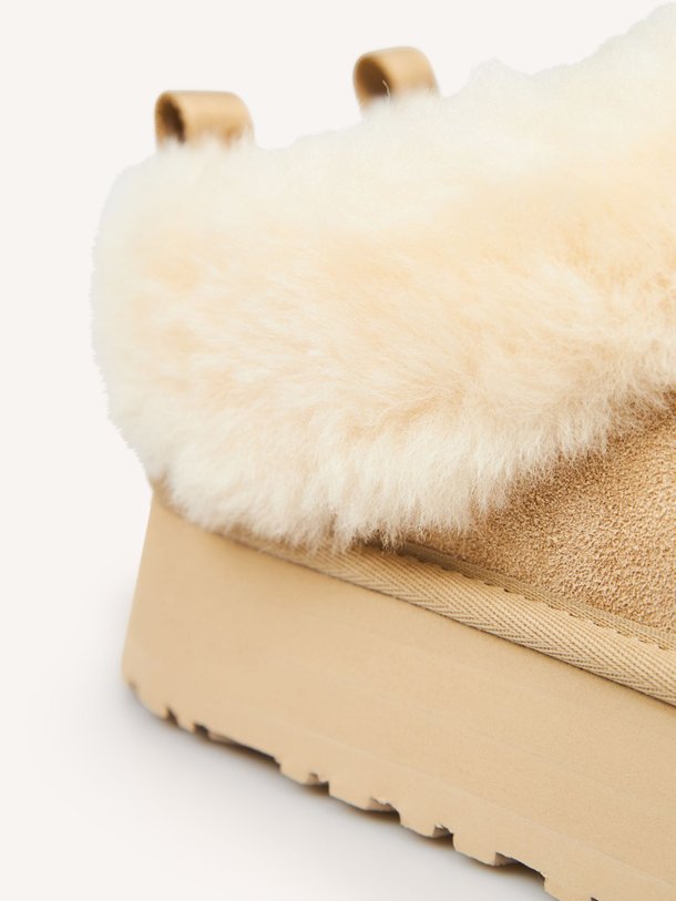 Ontdek de Tazzelle suède instappers van Ugg in de kleur Zand bij Orangebag. Op werkdagen voor 21:45 besteld, morgen in huis.