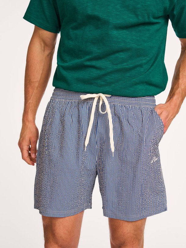 Ontdek de Stan geweven gestreepte seersucker zwembroek van Les Deux in de kleur blauw bij Orangebag. Op werkdagen voor 21:45 besteld, morgen in huis.