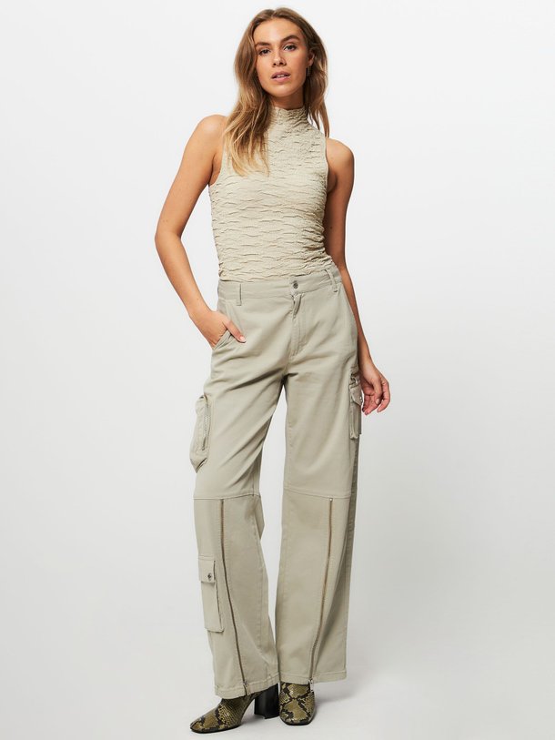 Ontdek de Picca fijngebreide top met lurex van Gestuz in de kleur goudkleur bij Orangebag. Op werkdagen voor 21:45 besteld, morgen in huis.