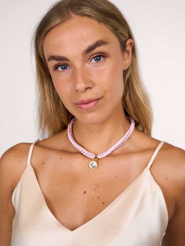 Ontdek de Gevlochten halsketting met kristal van forte_forte in de kleur roze bij Orangebag. Op werkdagen voor 21:45 besteld, morgen in huis.
