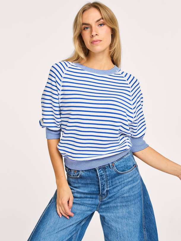 Ontdek de Anglet katoenen gestreepte trui van Bellerose in de kleur blauw bij Orangebag. Op werkdagen voor 21:45 besteld, morgen in huis.