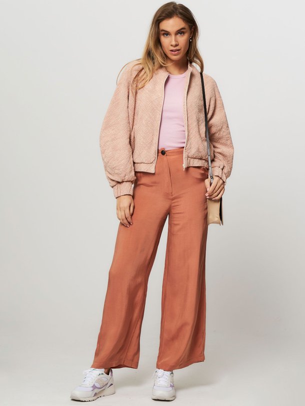 Ontdek de Danea cupro/viscosemix broek van Humanoid in de kleur terracotta bij Orangebag. Op werkdagen voor 21:45 besteld, morgen in huis.