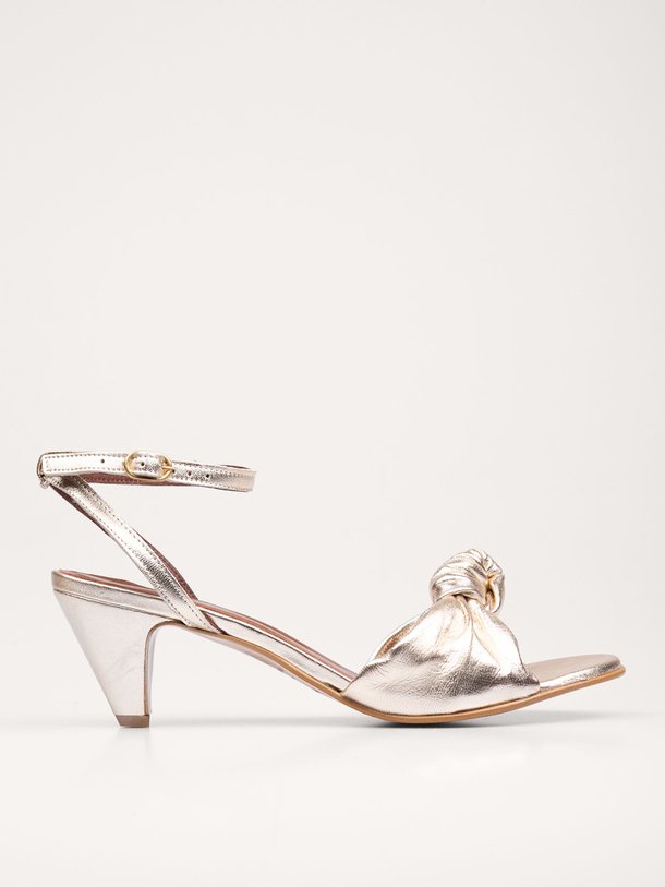 Ontdek de Aliza lederen metallic sandalen van Anonymous Copenhagen in de kleur champagne bij Orangebag. Op werkdagen voor 21:45 besteld, morgen in huis.
