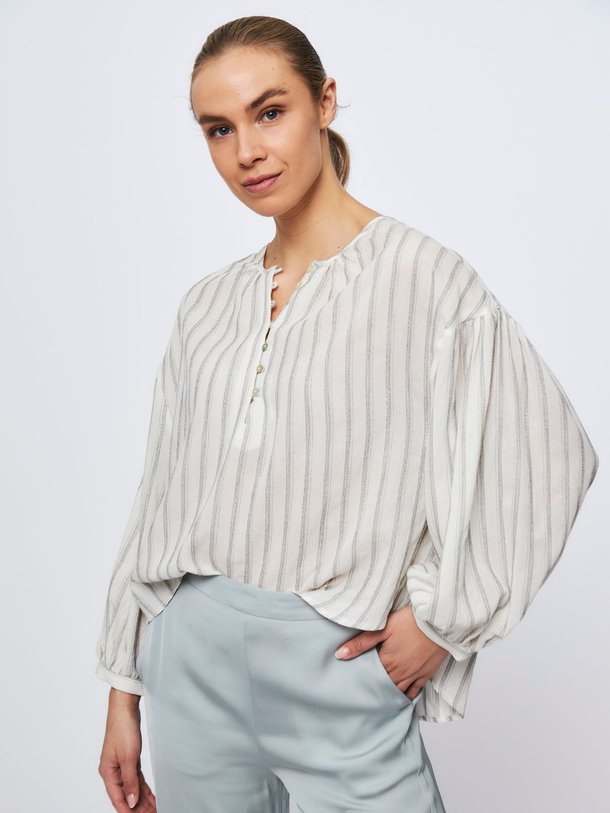 Ontdek de Carlotta katoen/viscosemix top met dessin van Ruby Tuesday in de kleur off-white bij Orangebag. Op werkdagen voor 21:45 besteld, morgen in huis.
