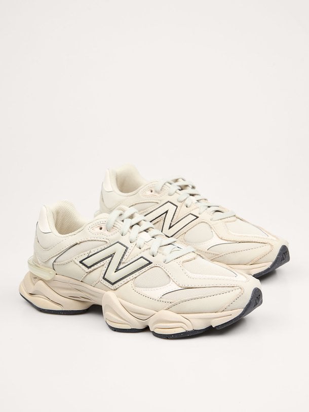 Ontdek de U9060 suède sneakers van New Balance in de kleur Beige bij Orangebag. Op werkdagen voor 21:45 besteld, morgen in huis.