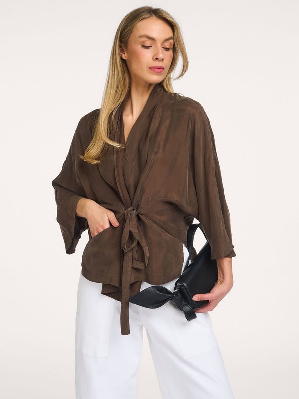 Ontdek de Yeno cupro/viscosemix overslag top van Club L`avenir in de kleur Bruin bij Orangebag. Op werkdagen voor 21:45 besteld, morgen in huis.