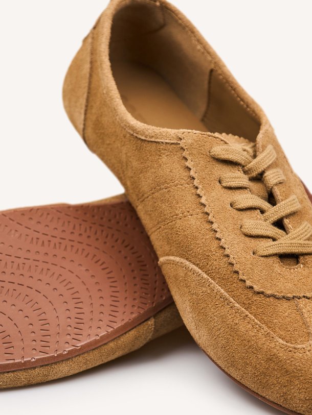 Ontdek de Nadie, suède sneakers van Sofie Schnoor bij Orangebag. Op werkdagen voor 21:45 besteld, morgen in huis.