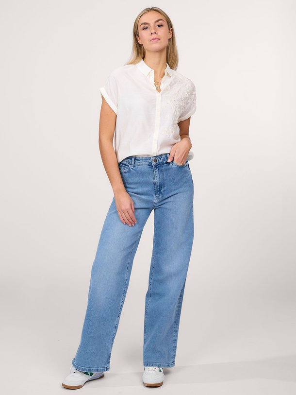 Ontdek de Billy viscosemix blouse met borduursel van Knit-ted in de kleur off-white bij Orangebag. Op werkdagen voor 21:45 besteld, morgen in huis.