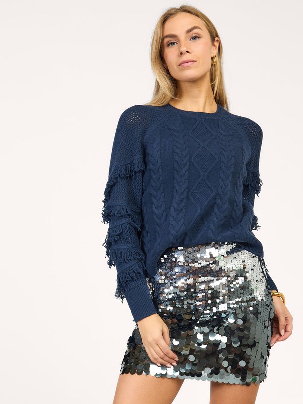 Ontdek de Brielle wolmix trui met kabel patroon van Lollys Laundry in de kleur donkerblauw bij Orangebag. Op werkdagen voor 21:45 besteld, morgen in huis.