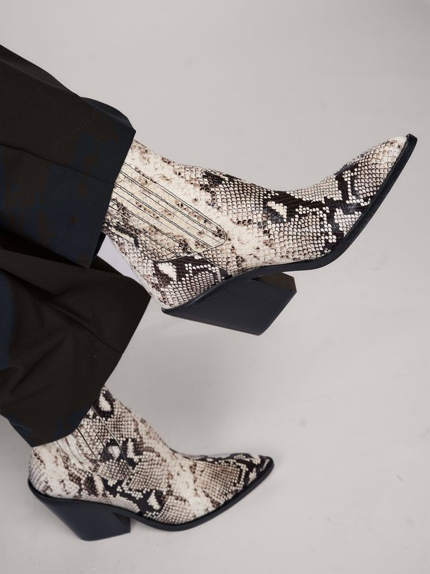 Ontdek de Mazola lederen laarzen met snake dessin van Iro in de kleur beige bij Orangebag. Op werkdagen voor 21:45 besteld, morgen in huis.