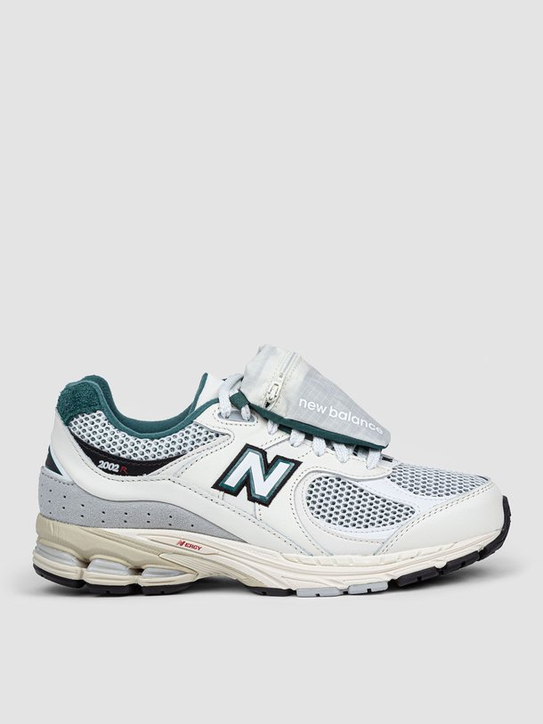 Ontdek de M2002R lederen sneakers van New Balance in de kleur off-white bij Orangebag. Op werkdagen voor 21:45 besteld, morgen in huis.