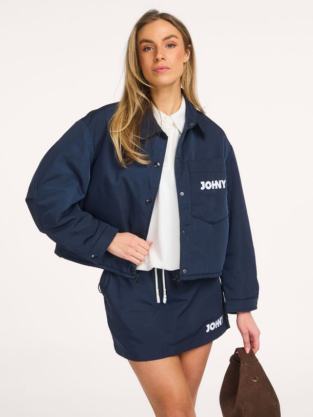 Ontdek de Erin geweven gewatteerde jas van Johny in de kleur Blauw bij Orangebag. Op werkdagen voor 21:45 besteld, morgen in huis.