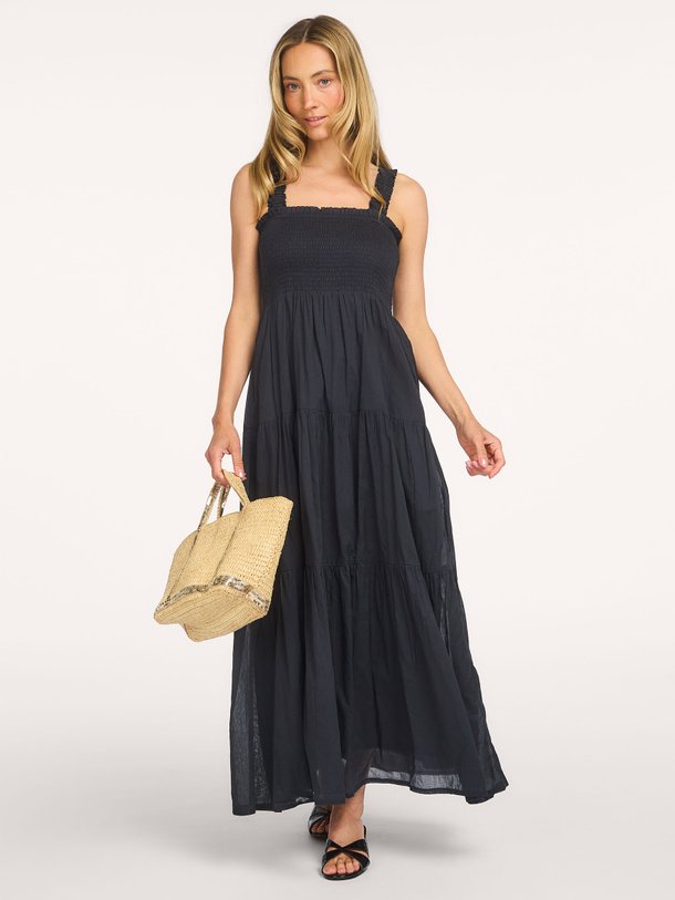 Shop de Lollys Laundry NudaLL Maxi Dress SL bij Orangebag. Deze zwarte maxi jurk heeft een prachtig gesmokt lijfje en een luchtige pasvorm. Ideaal voor zonnige dagen.