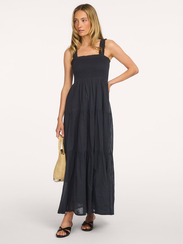 Shop de Lollys Laundry NudaLL Maxi Dress SL bij Orangebag. Deze zwarte maxi jurk heeft een prachtig gesmokt lijfje en een luchtige pasvorm. Ideaal voor zonnige dagen.