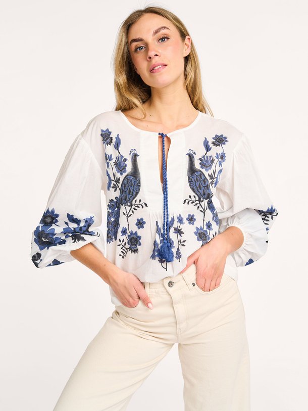 Ontdek de Askar katoenen blouse met dessin van Lollys Laundry in de kleur wit bij Orangebag. Op werkdagen voor 21:45 besteld, morgen in huis.