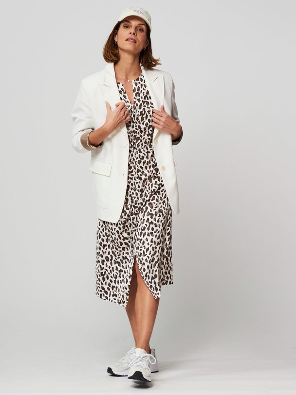 Ontdek de Ameera viscose jurk met leopard print van Baum und Pferdgarten in de kleur ecru bij Orangebag. Op werkdagen voor 21:45 besteld, morgen in huis.