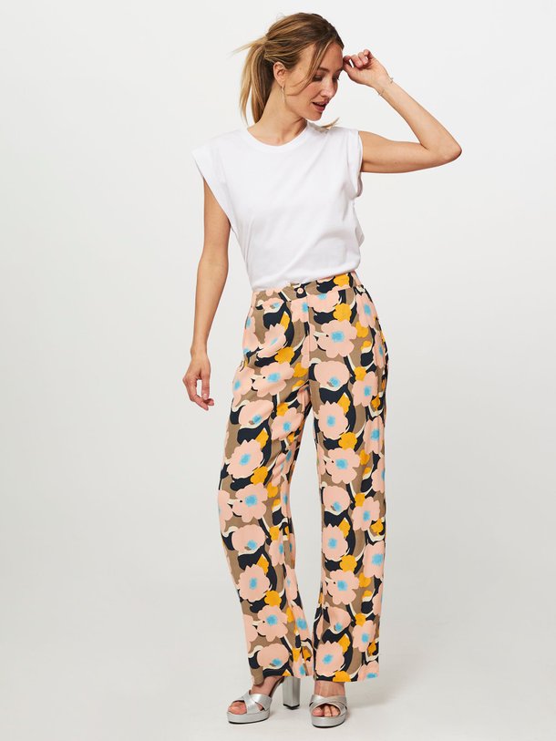 Ontdek de Dustin viscose broek met print van Modstrom in de kleur poeder bij Orangebag. Op werkdagen voor 21:45 besteld, morgen in huis.