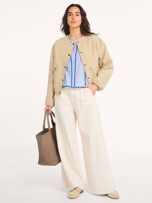 Ontdek de Maggie katoen/linnenmix jack van By-Bar in de kleur Zand bij Orangebag. Op werkdagen voor 21:45 besteld, morgen in huis.