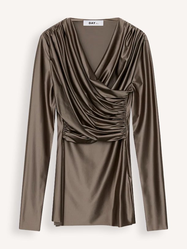 Ontdek de Kira elastische glanzende overslag top van DAY Birger et Mikkelsen in de kleur taupe bij Orangebag. Op werkdagen voor 21:45 besteld, morgen in huis.