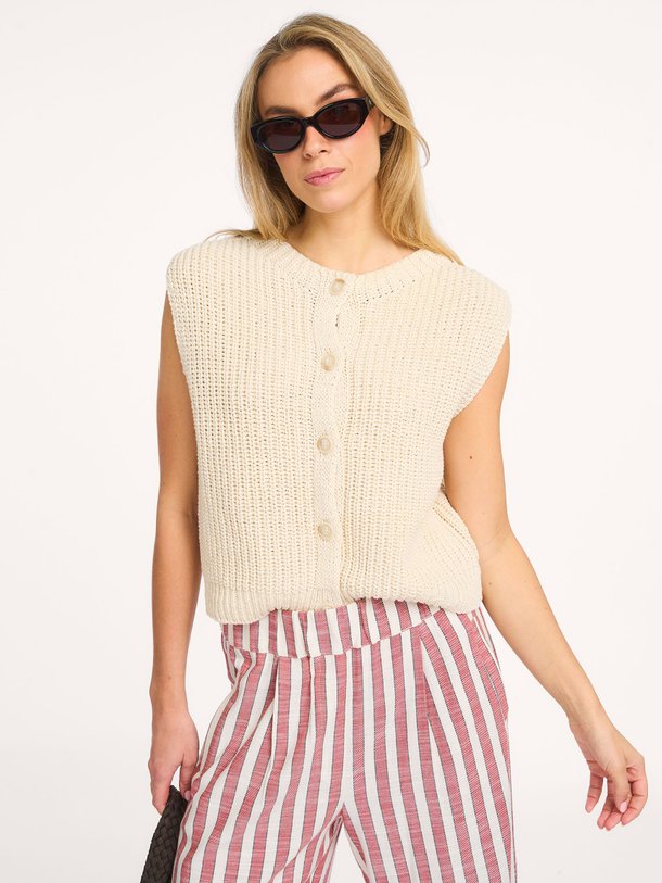 Ontdek de Nori katoenen gilet van By-Bar in de kleur Crème bij Orangebag. Op werkdagen voor 21:45 besteld, morgen in huis.