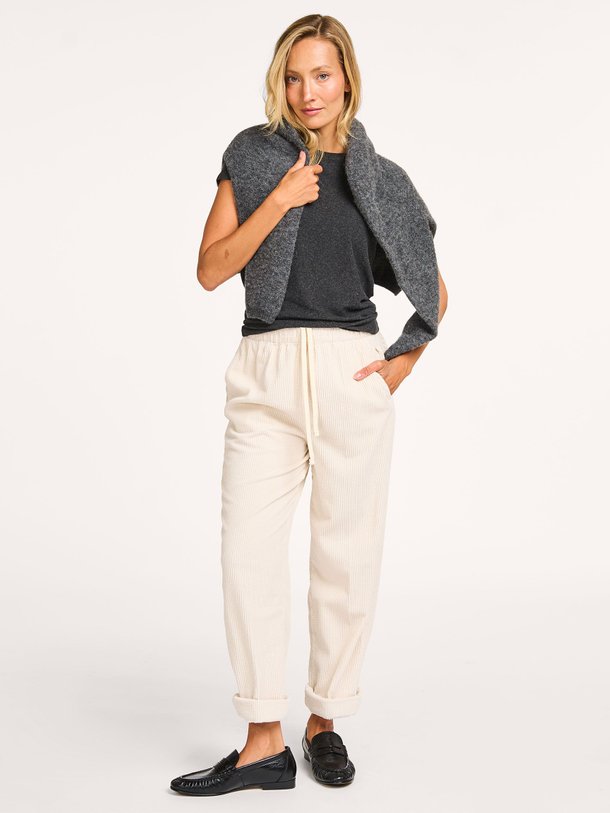 Ontdek de Padow katoenen ribcord broek van American Vintage in de kleur ecru bij Orangebag. Op werkdagen voor 21:45 besteld, morgen in huis.