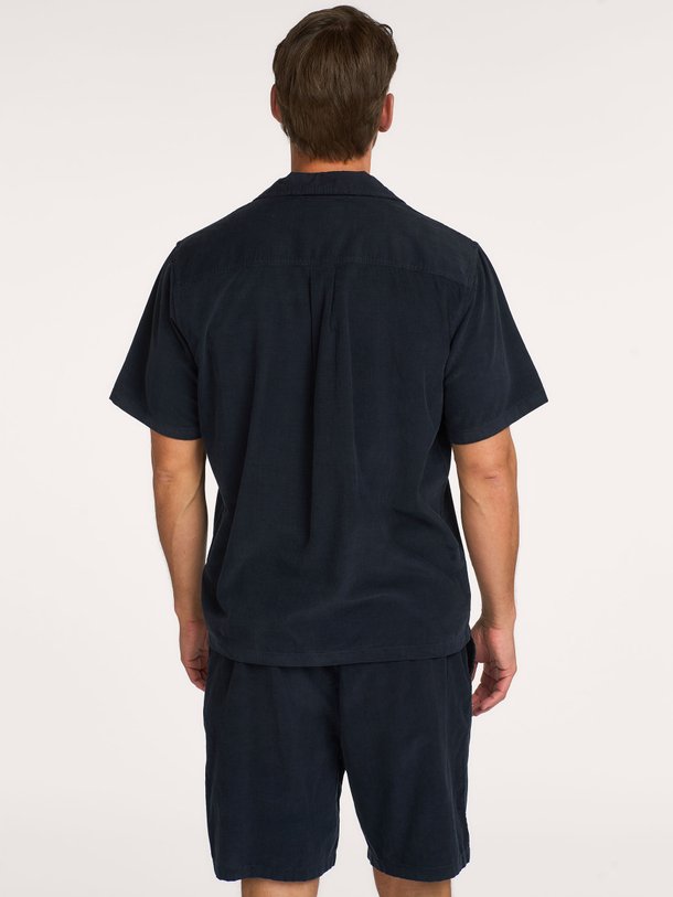 Ontdek de Signature Mini Cord SS Shirt van Les Deux bij Orangebag. Op werkdagen voor 21:45 besteld, morgen in huis.